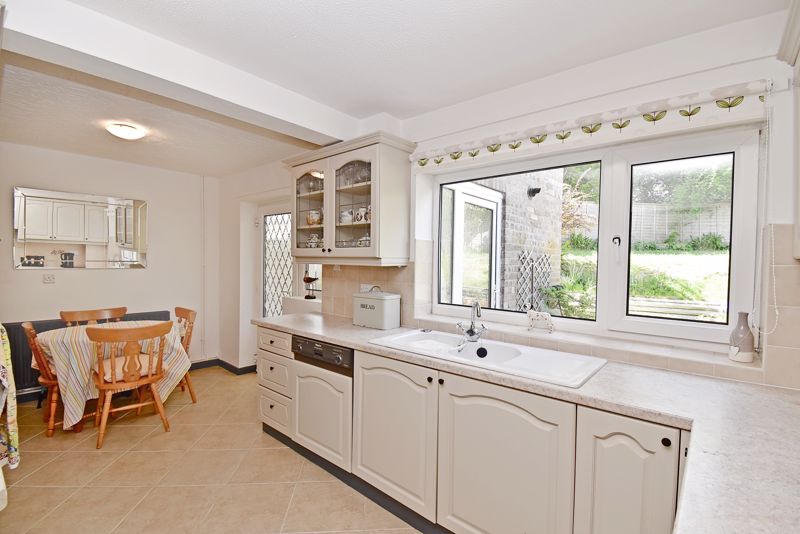 Kitchen/Breakfast Room- click for photo gallery